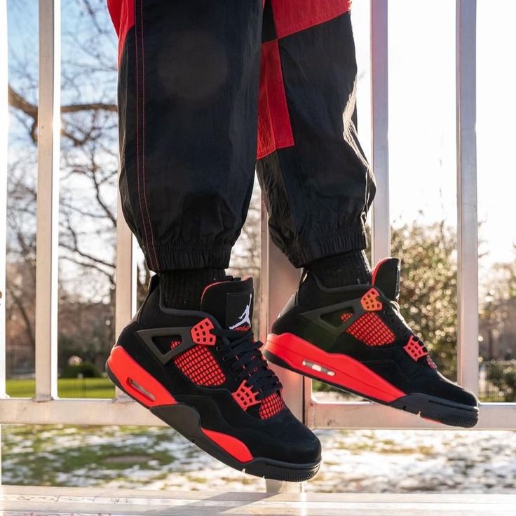 NIKE AIR JORDAN RETRO 4 "THUNDER ⚡"