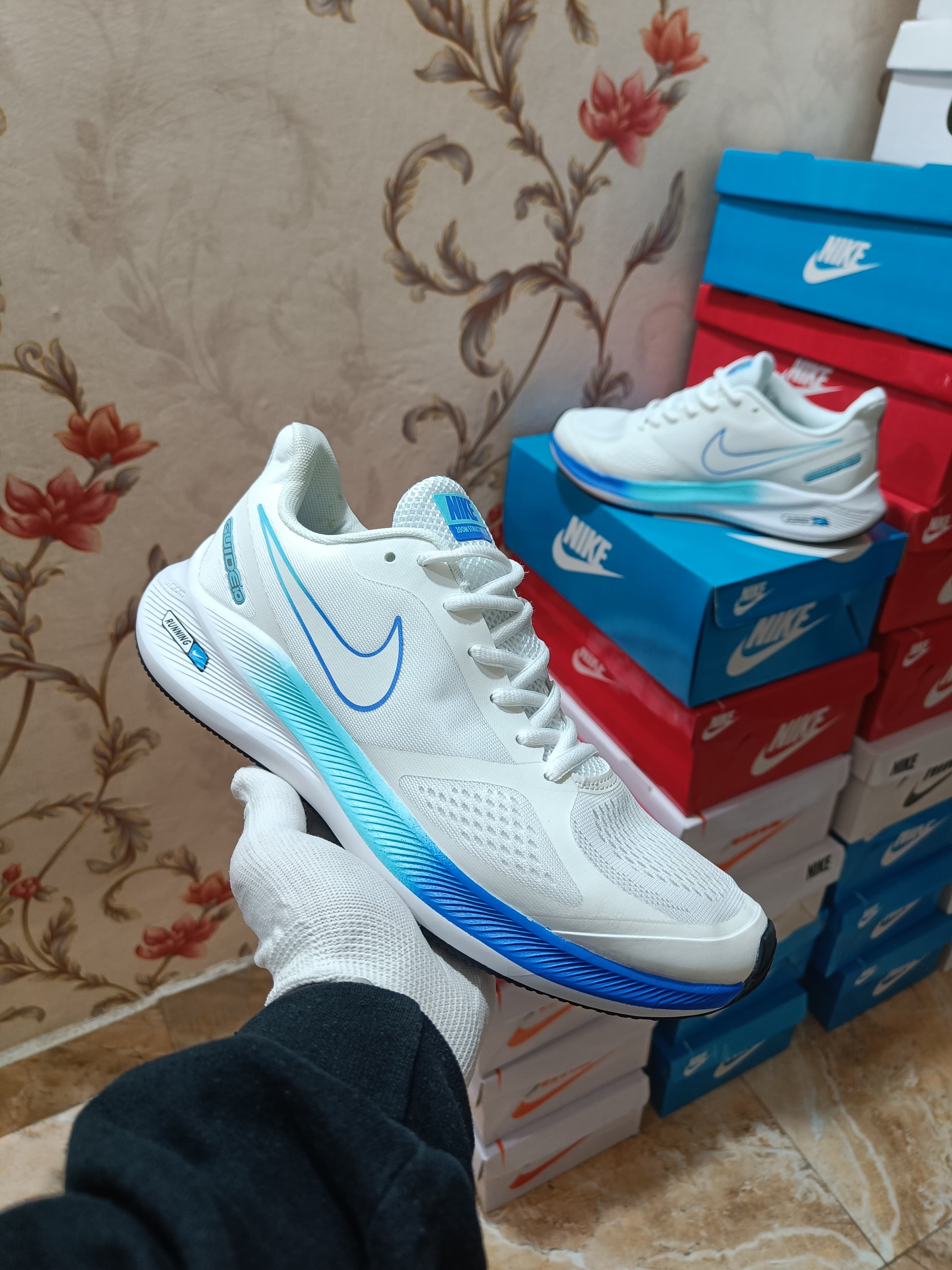 NIKE GUIDE 10