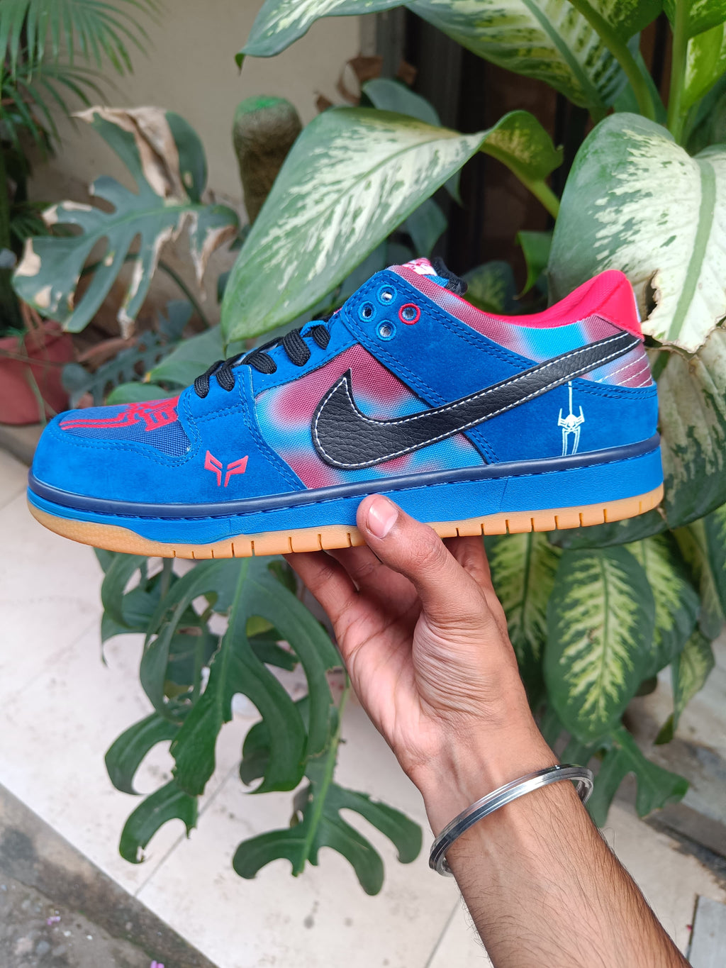 NIKE SB DUNK LOW PRO SPIDER MAN  (LIMITED STOCK)