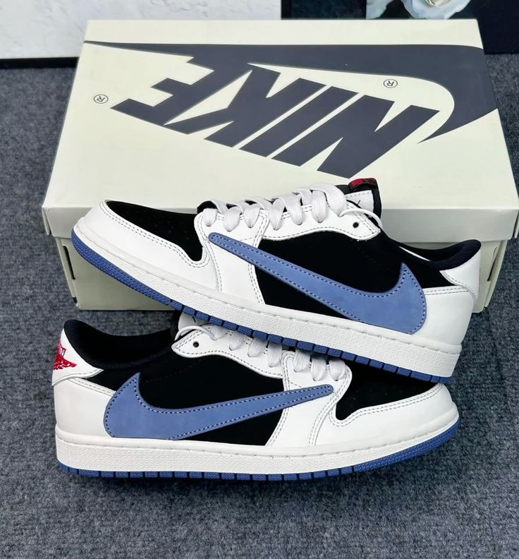 NIKE AIR JORDAN 1 LOW "TRAVIS SCOTT